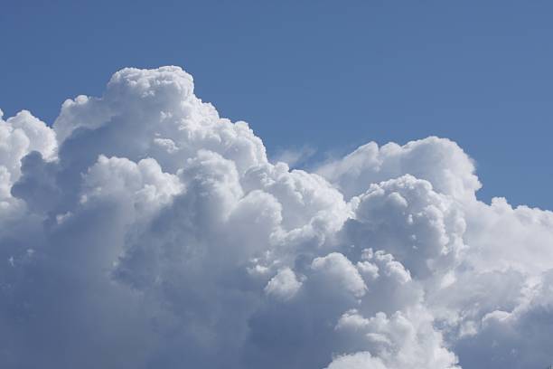 białe chmury na wiosenny poranek w kolumbii brytyjskiej, kanada - white cloud mountains zdjęcia i obrazy z banku zdjęć