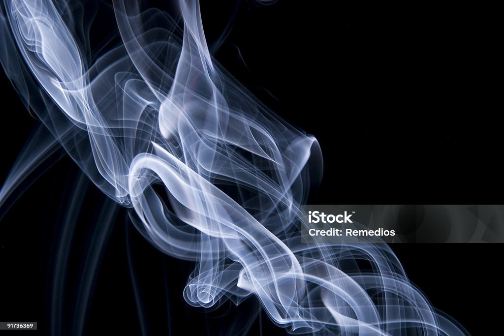 Fumo su sfondo nero blu - Foto stock royalty-free di Astratto