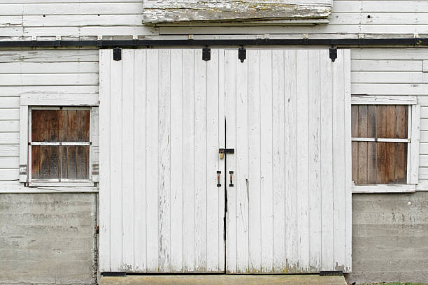 puerta del establo - barn door fotografías e imágenes de stock
