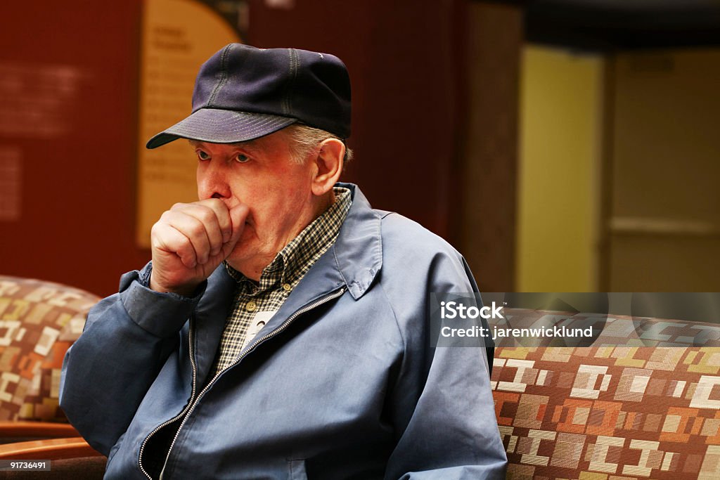 Senior homme assis dans la salle d'attente de l'hôpital - Photo de Hommes libre de droits