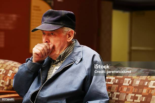Starszy Człowiek Siedzi W Poczekalni Szpitala - zdjęcia stockowe i więcej obrazów Kaszleć - Kaszleć, Mężczyźni, 80-89 lat