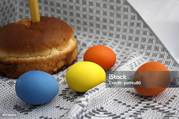 Pastel Con Huevos De Pascua Foto de stock y más banco de imágenes de Abril - Abril, Alimento, Bielorrusia
