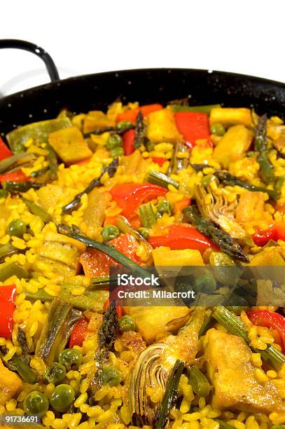 Foto de Vegetariano Paella Com Arroz Espanhol e mais fotos de stock de Paella - Paella, Pratos Vegetarianos, Alcachofra