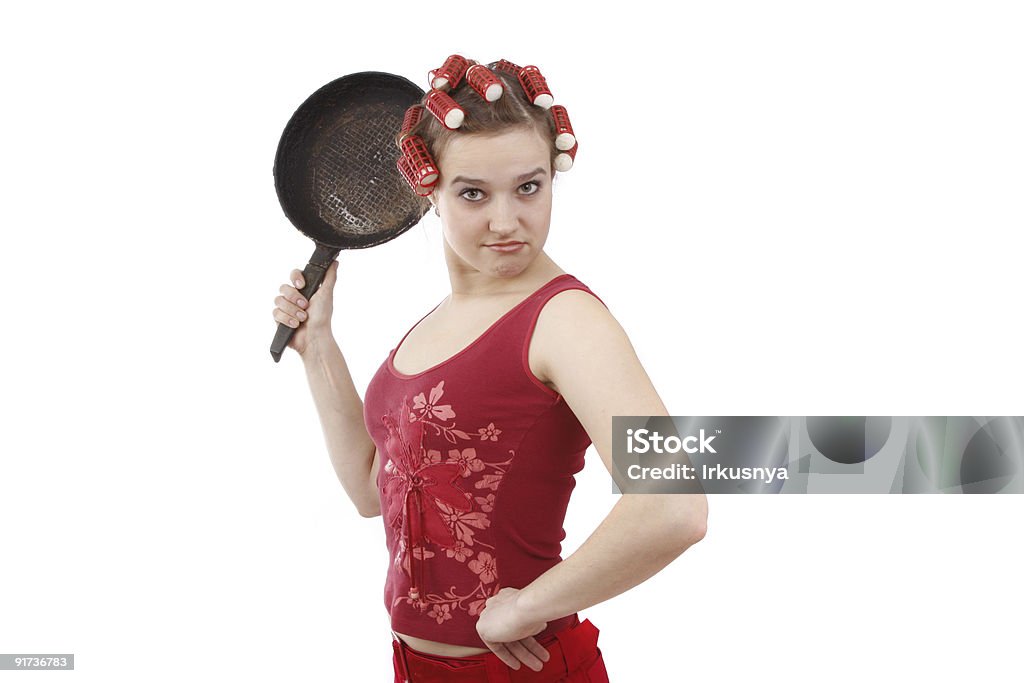 Домохозяйка с Бигуди в ее волосы, держит сковороде. - Стоковые фото Домохозяйка роялти-фри