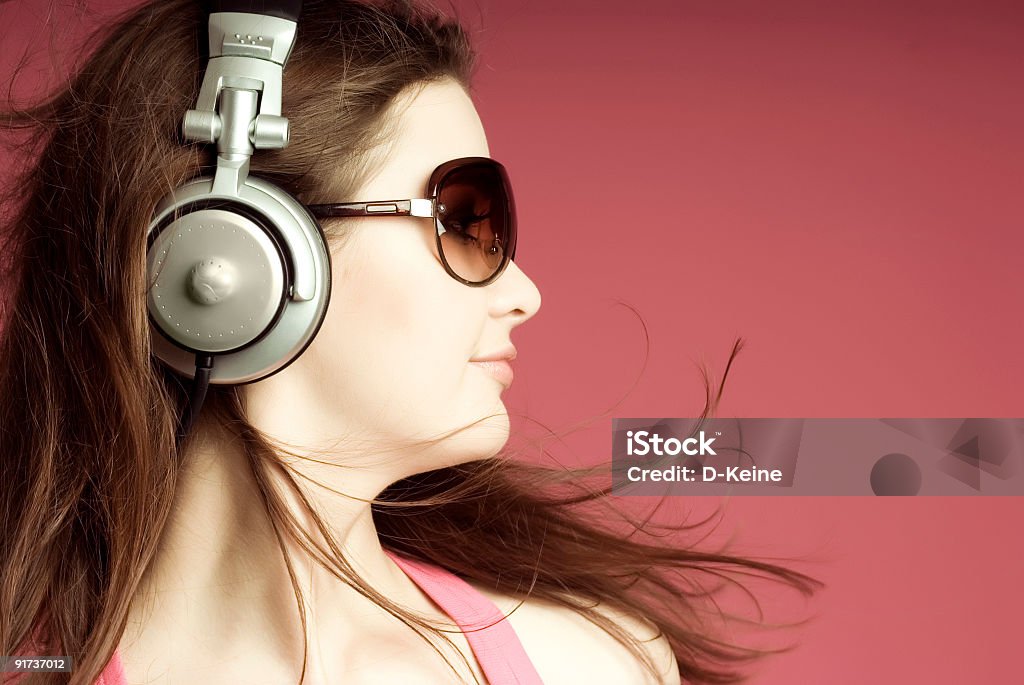 Escuchar música - Foto de stock de 20 a 29 años libre de derechos