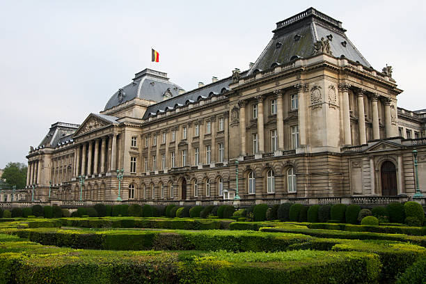 королевский дворец в брюсселе - palais royal стоковые фото и изображения