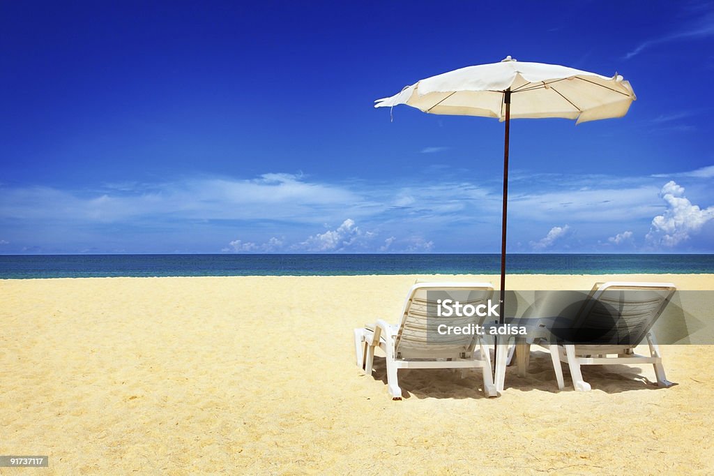 Duas cadeiras e guarda-chuva - Royalty-free Acampamento de Férias Foto de stock