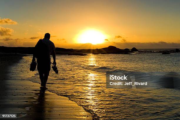 Camminare Al Tramonto - Fotografie stock e altre immagini di Acqua - Acqua, Adulto, Africa