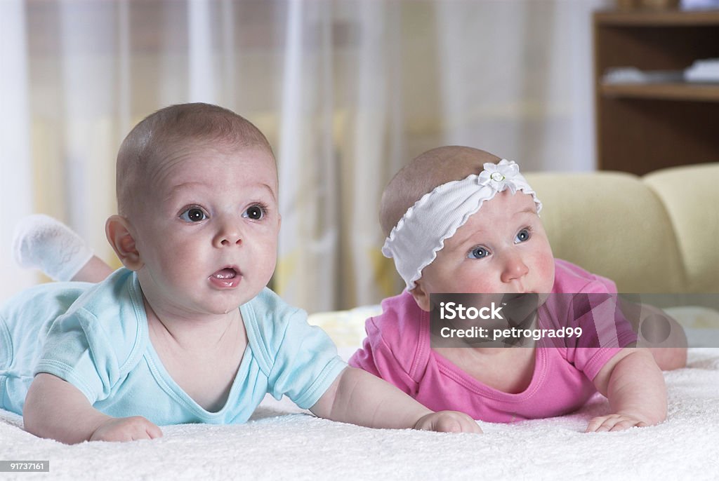 Брат и сестра - Стоковые фото 0-11 месяцев роялти-фри