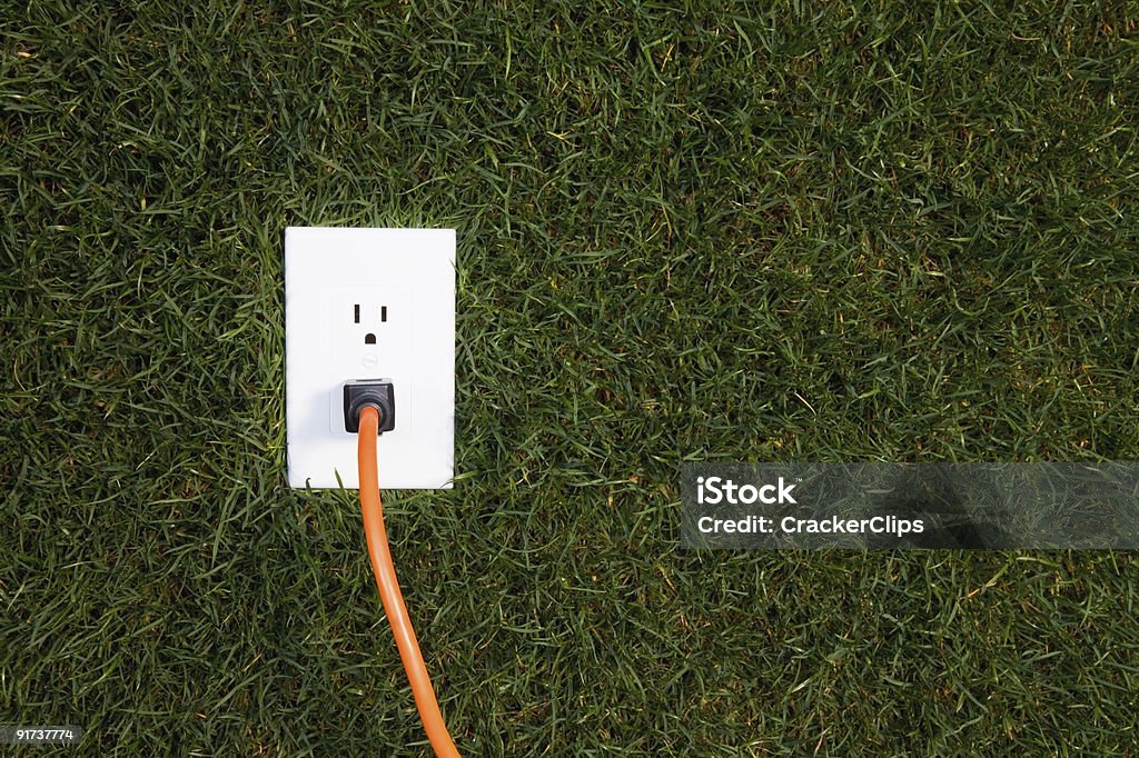 Tomada elétrica na grama - Foto de stock de Energia sustentável royalty-free
