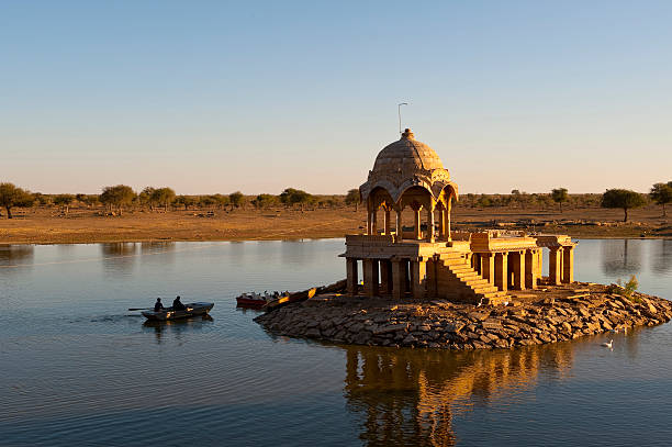 petit temple dans un lac, désert du thar, inde - thar desert photos et images de collection