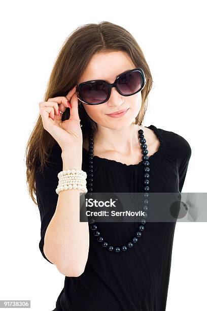 Kobieta W Czarnej Sukience I Okulary Przeciwsłoneczne - zdjęcia stockowe i więcej obrazów Czarny kolor