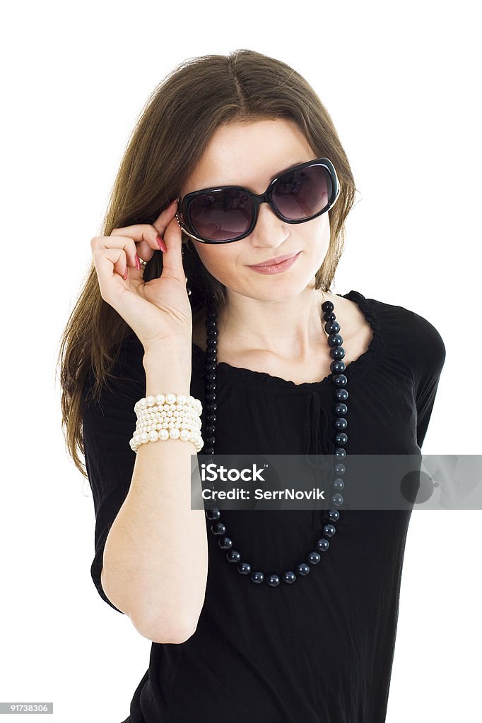 Женщина в черном платье и солнцезащитные очки - Стоковые фото Вертикальный роялти-фри