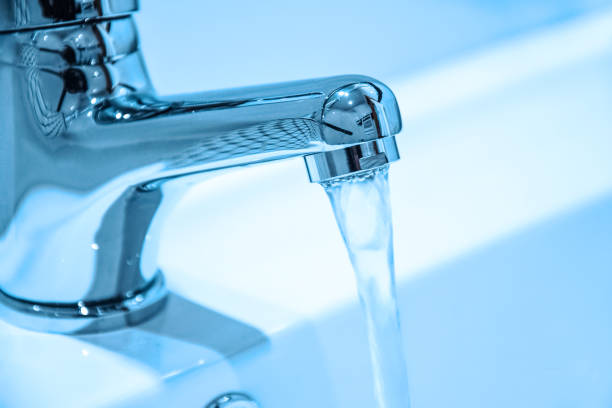 eau qui coule d’un robinet ouvert en gros plan (effet de filtre bleu). - water filter photos et images de collection