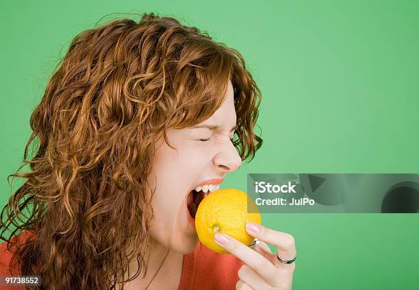 Limone - Fotografie stock e altre immagini di Limone - Limone, Mordere, Adulto