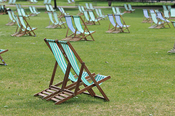 vacío sillas en hyde park - london england park london hyde street fotografías e imágenes de stock