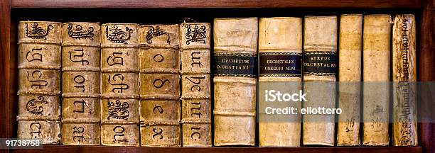 Starożytny Prawa Książek - zdjęcia stockowe i więcej obrazów Biblioteka prawnicza - Biblioteka prawnicza, Książka, Pismo łacińskie