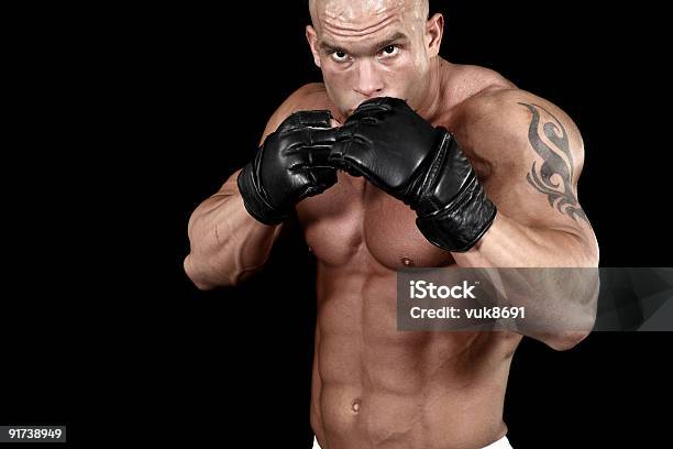 Muscolare Ultimate Fighter - Fotografie stock e altre immagini di Mettere a tappeto - Mettere a tappeto, Pugilato - Sport, A petto nudo