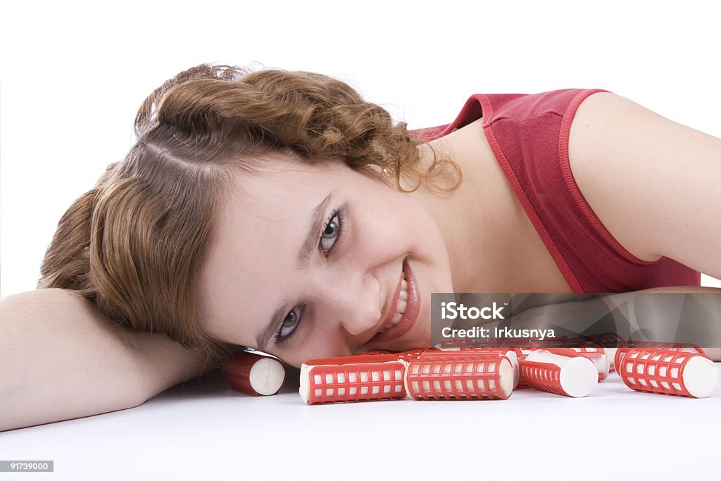 Sonriente mujer con rodillos de pelo. - Foto de stock de Adulto libre de derechos