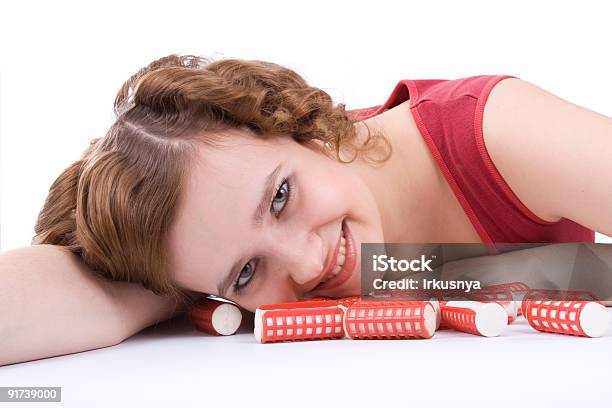 Sonriente Mujer Con Rodillos De Pelo Foto de stock y más banco de imágenes de Adulto - Adulto, Adulto joven, Alegría