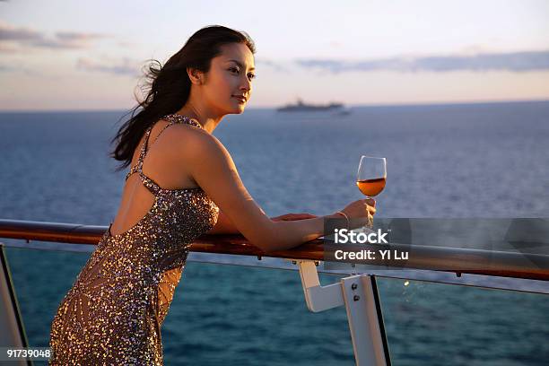 Chinesische Frau Mit Wein Auf Dem Board Stockfoto und mehr Bilder von Luxus - Luxus, Party, Meer