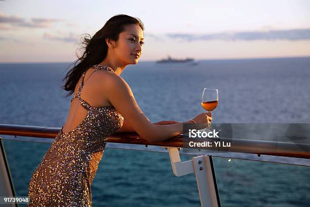 Chiński Kobieta Trzyma Wino Na Boardzie - zdjęcia stockowe i więcej obrazów Luksus - Luksus, Impreza, Morze