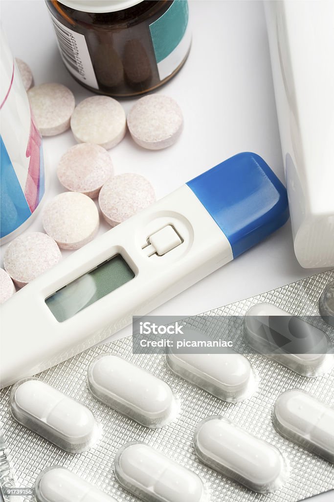 Tabletten und das thermometer - Lizenzfrei Behälter Stock-Foto