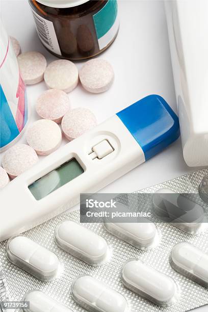 Pillole E Termometro - Fotografie stock e altre immagini di Antidolorifico - Antidolorifico, Blu, Bottiglia