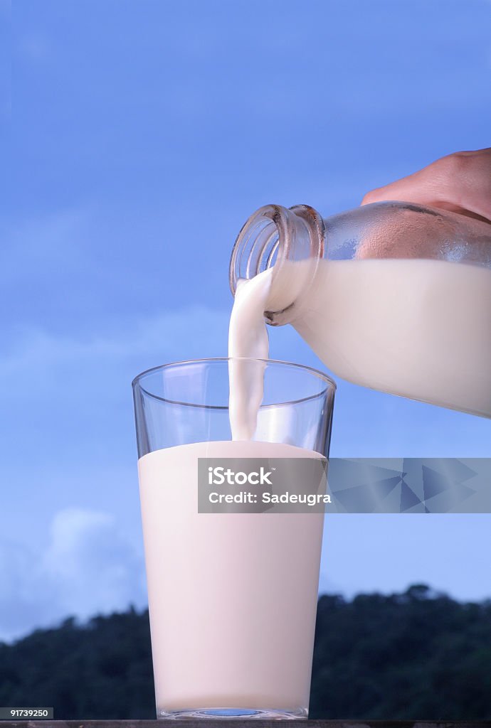 Verter la leche - Foto de stock de Alimento libre de derechos
