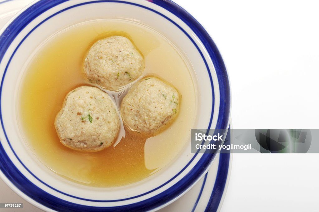 Sopa de bola de Matzah sobre blanco - Foto de stock de Bola de Matzo libre de derechos