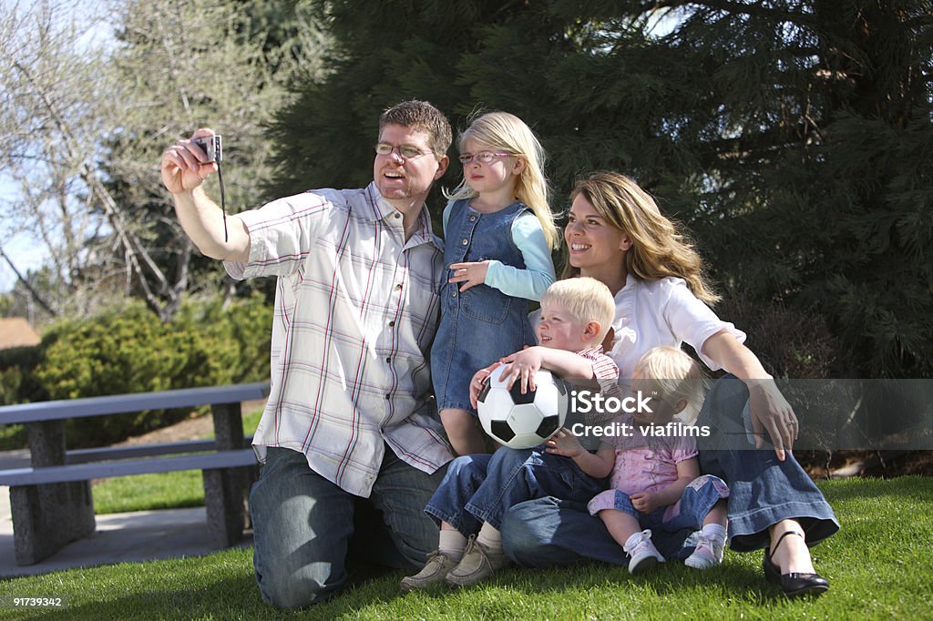 Familie nimmt ein Selbstporträt im park - Lizenzfrei 12-23 Monate Stock-Foto