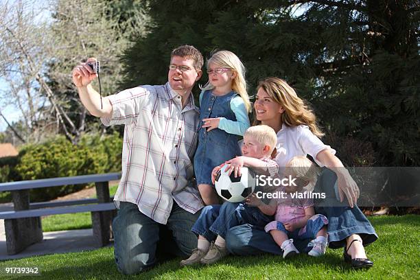 Familie Nimmt Ein Selbstporträt Im Park Stockfoto und mehr Bilder von 12-23 Monate - 12-23 Monate, Baby, Beide Elternteile