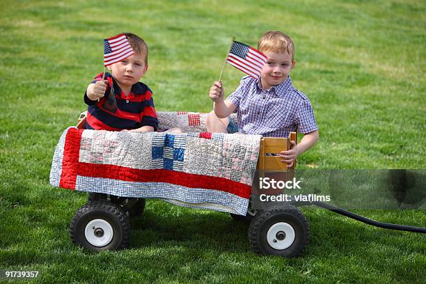 Photo libre de droit de Deux Jeunes Garçons Agitant Des Drapeaux Américain banque d'images et plus d'images libres de droit de 4 juillet - 4 juillet, Défilé, Enfant