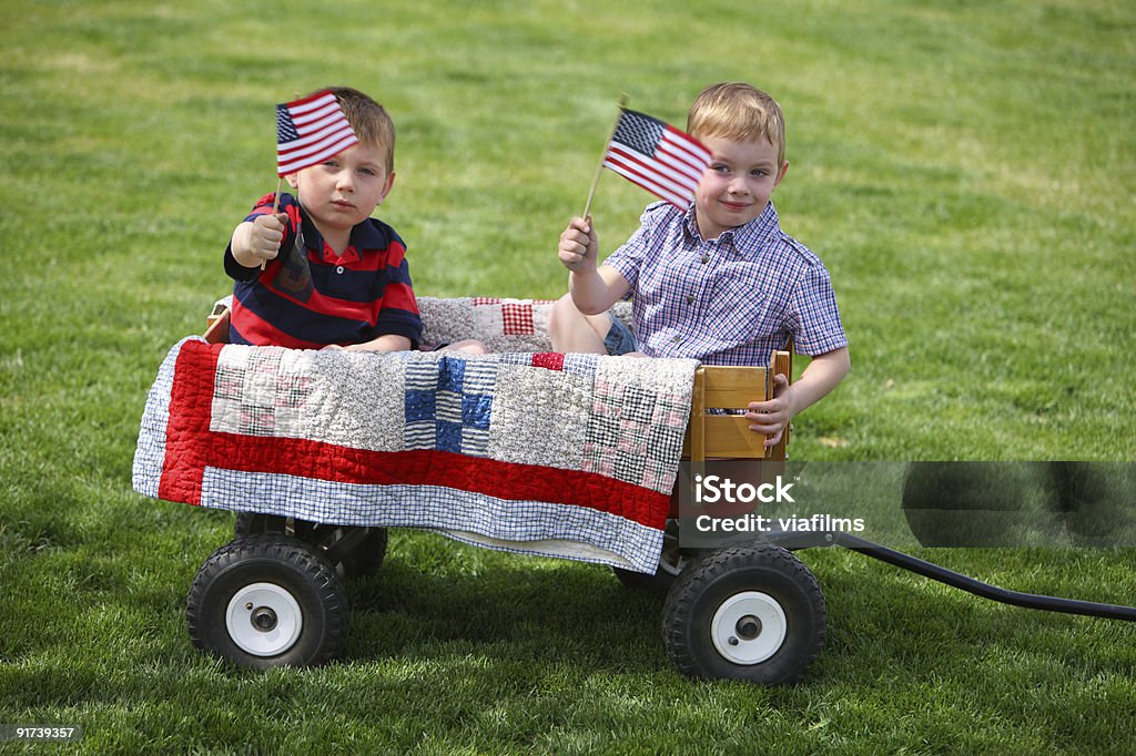 Due giovani ragazzi di bandiere americane - Foto stock royalty-free di 4 Luglio