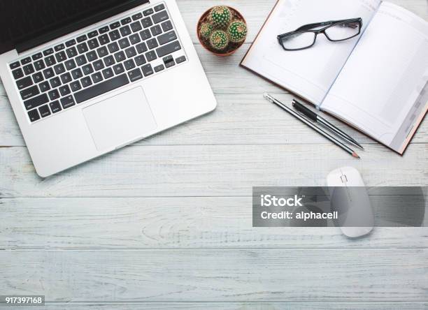 Trabajo Moderno Sobre Tabla De Madera Con Un Montón De Cosas Sobre Ella Foto de stock y más banco de imágenes de Top