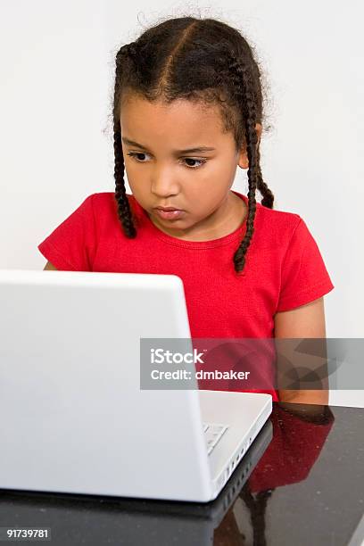 Bambina Utilizzando Un Computer Portatile - Fotografie stock e altre immagini di Afro-americano - Afro-americano, Ambientazione interna, Bambine femmine
