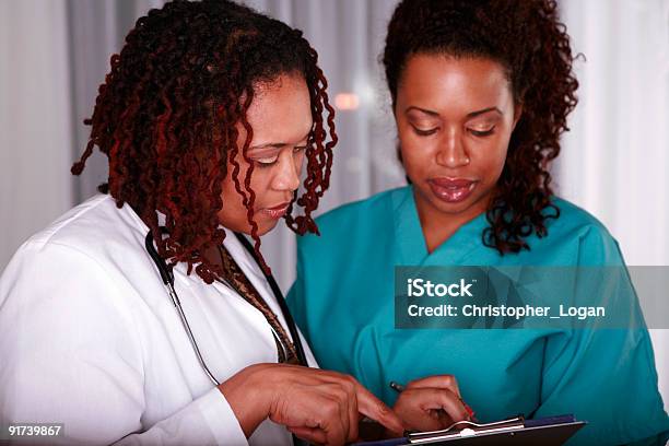 Ärztin Über Tabelle Mit Krankenschwester Stockfoto und mehr Bilder von Afrikanischer Abstammung - Afrikanischer Abstammung, Arbeiten, Arzt