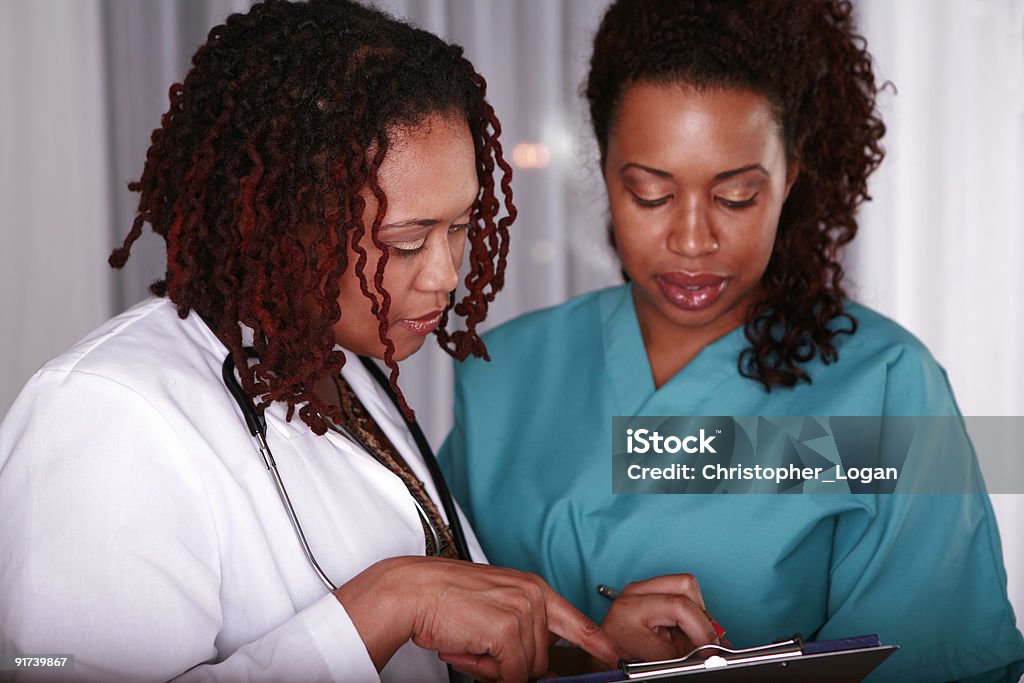 Médica, olhando para o gráfico com enfermeira - Royalty-free 30-39 Anos Foto de stock