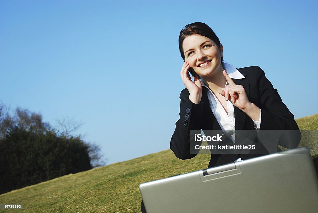 Empresaria en su trabajo al aire libre - Foto de stock de Adulto libre de derechos