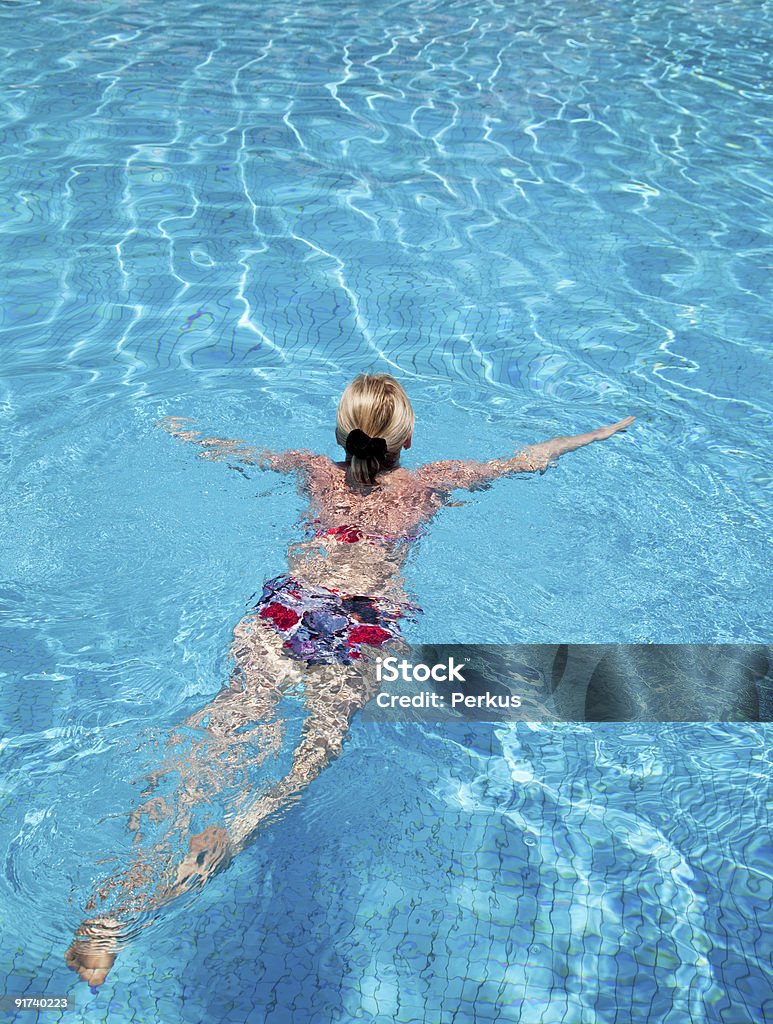 泳いでいる女性 - くつろぐのロイヤリティフリーストックフォト