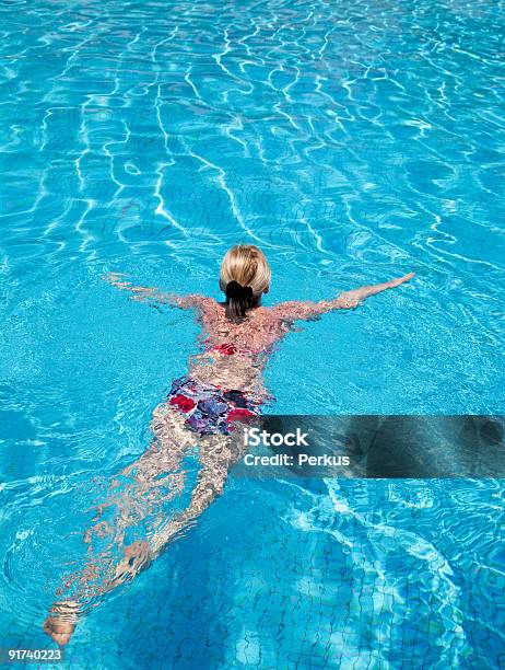 Kobieta Swiming - zdjęcia stockowe i więcej obrazów Basen - Basen, Błyszczący, Concept Does Not Exist