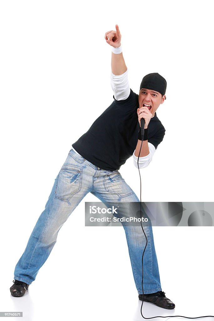 Hip hop hombre cantante con micrófono aislado sobre fondo blanco - Foto de stock de Adulación libre de derechos