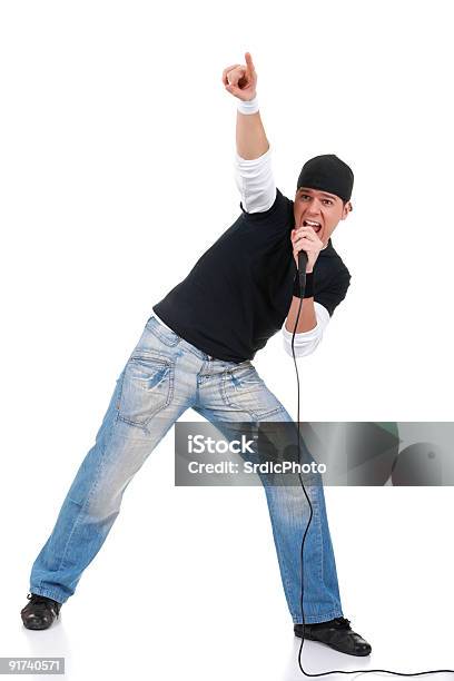 Hip Hop Hombre Cantante Con Micrófono Aislado Sobre Fondo Blanco Foto de stock y más banco de imágenes de Adulación