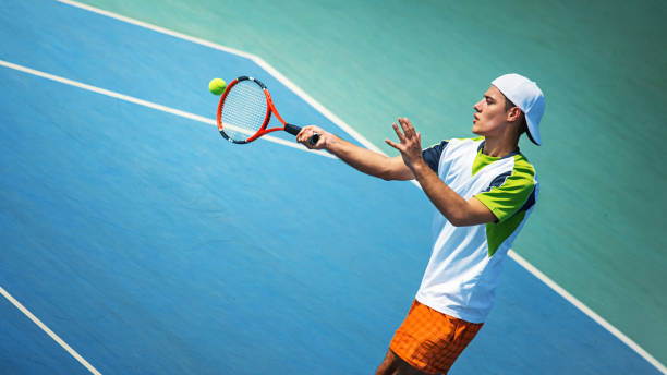 junger mann mit dem tennisspielen. - forehand stock-fotos und bilder