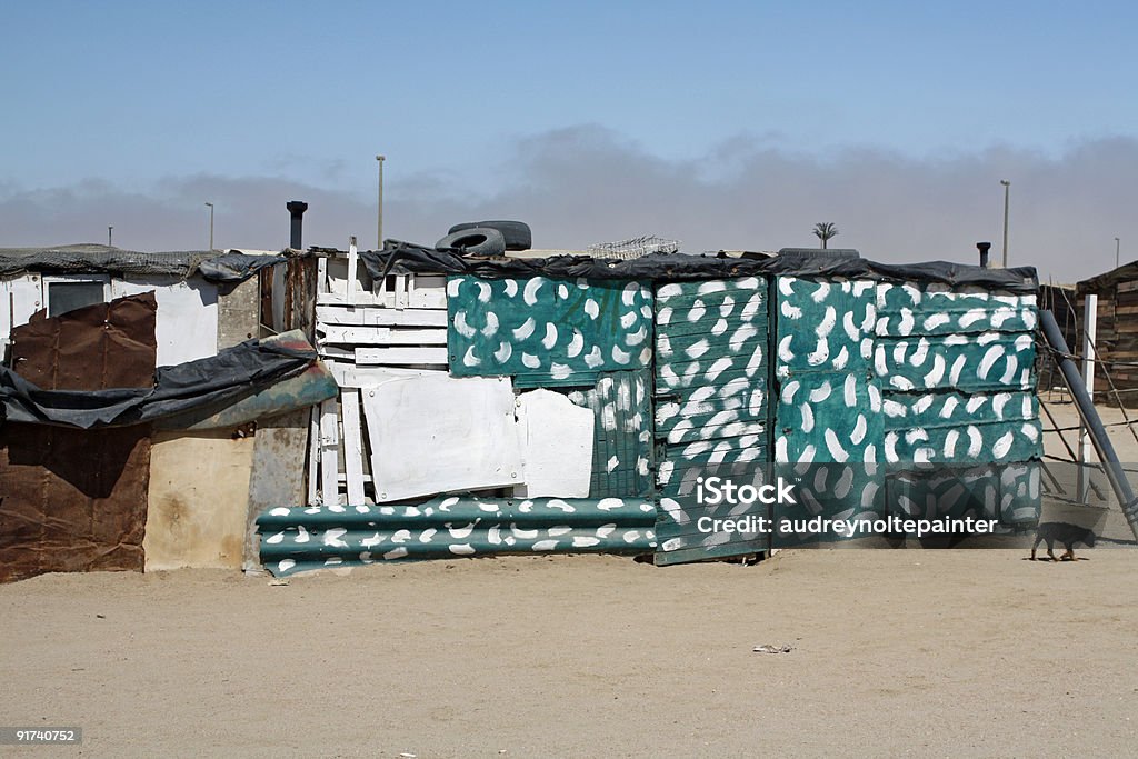 African shack con plancha y tires - Foto de stock de Zimbabue libre de derechos