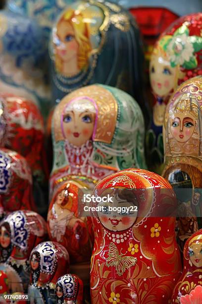 Matryoshka - Fotografie stock e altre immagini di Fazzoletto per la testa - Fazzoletto per la testa, Bambola - Giocattolo, Colore descrittivo