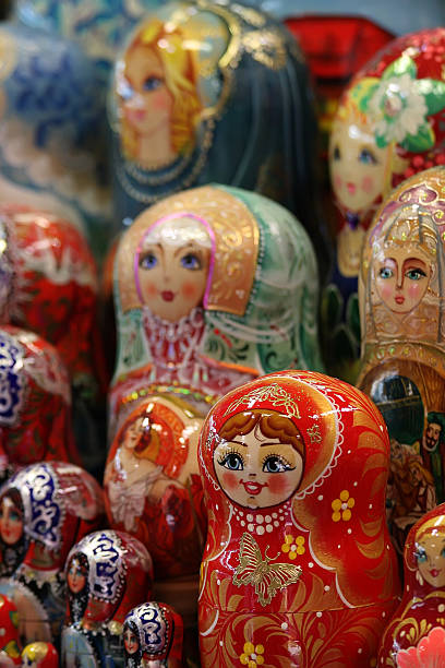 matryoshka - russian nesting doll babushka doll large group of objects - fotografias e filmes do acervo