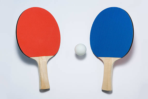 теннисный мяч пышными и - table tennis racket sports equipment ball стоковые фото и изображения