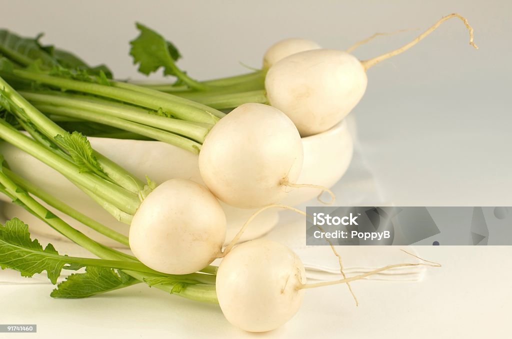 Tas de Turnips sur fond blanc - Photo de Blanc libre de droits