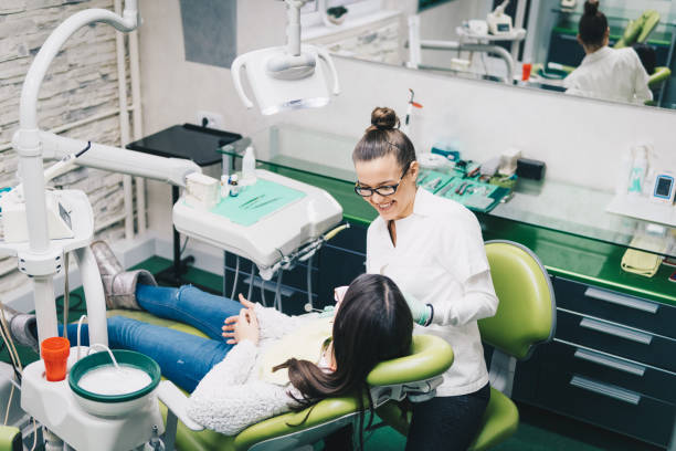 dental-check-up - dentist dentist office patient discussion stock-fotos und bilder